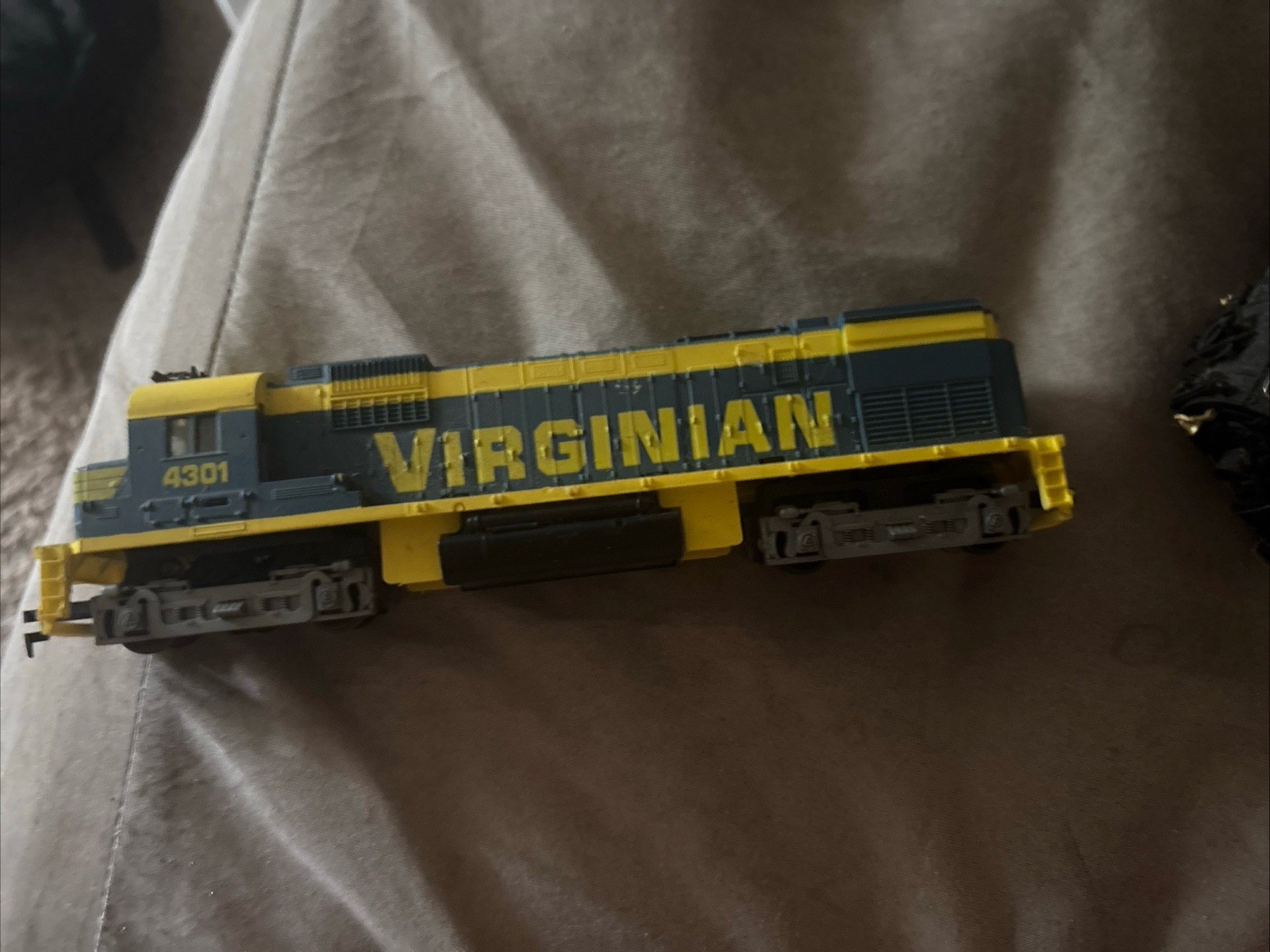 Vintage Tyco Virginian Blue Yellow Locomotive Train Model 4301 HO Scale Untested