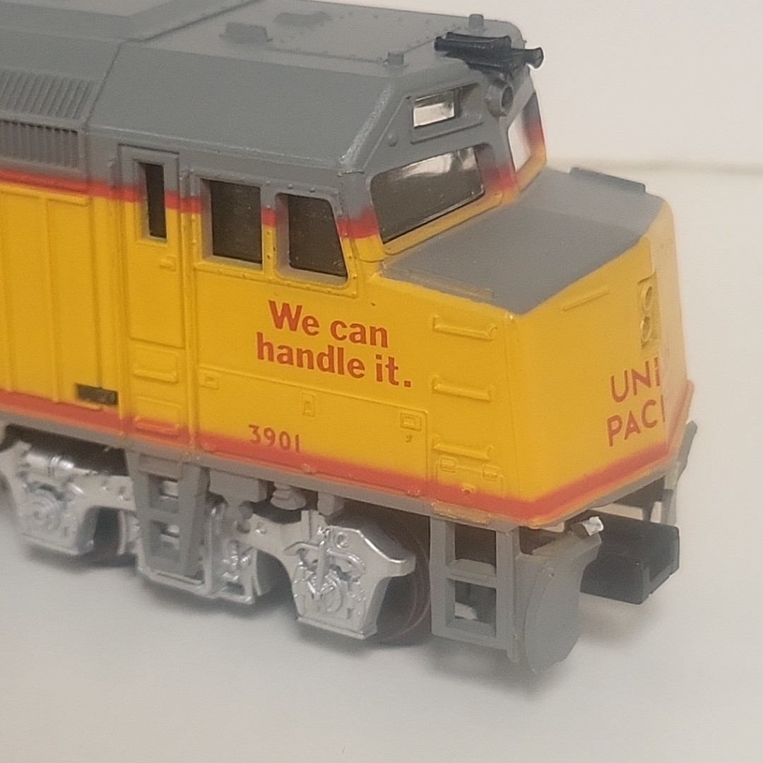 UNTESTED HO Scale Union Pacific 3901 yellow gray 1:87 scale Locomotive “AS IS”