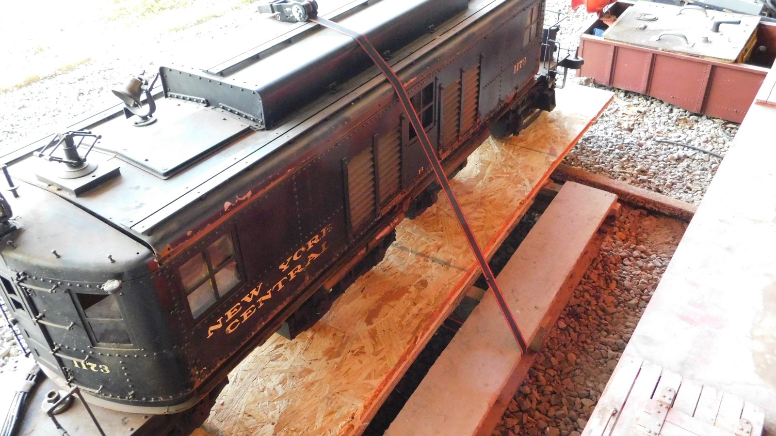 Electric 7.5″ Gauge Hand Built T3A Electric AWD Locomotive and 5 Train Cars