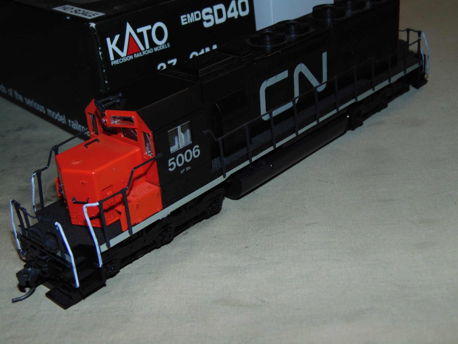 KATO HO 37-01M CANADIAN NATIONAL SD40 DIESEL WITH DCC + BOX