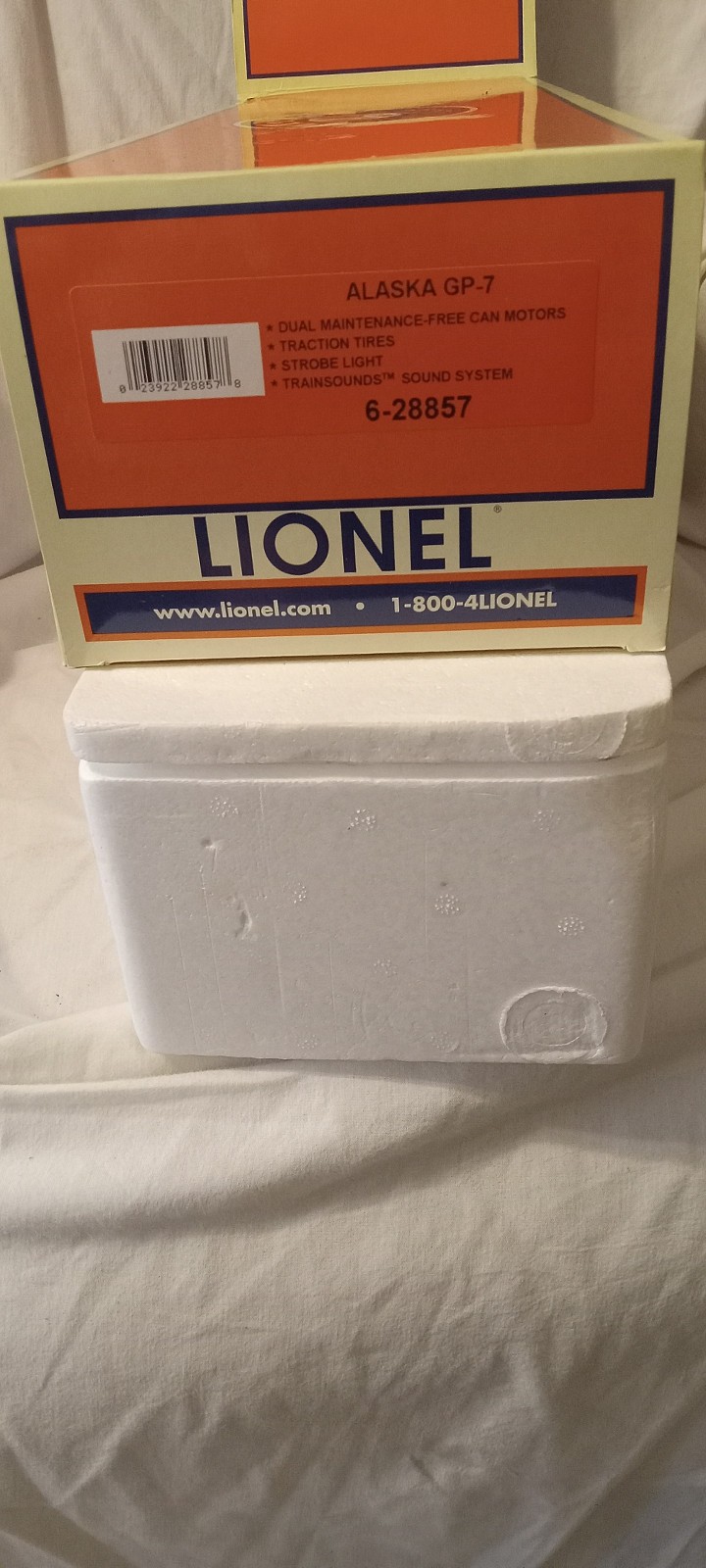 Lionel 6-28839 O Gauge Alaska GP-7 Diesel Locomotive NIB strobe light. sounds