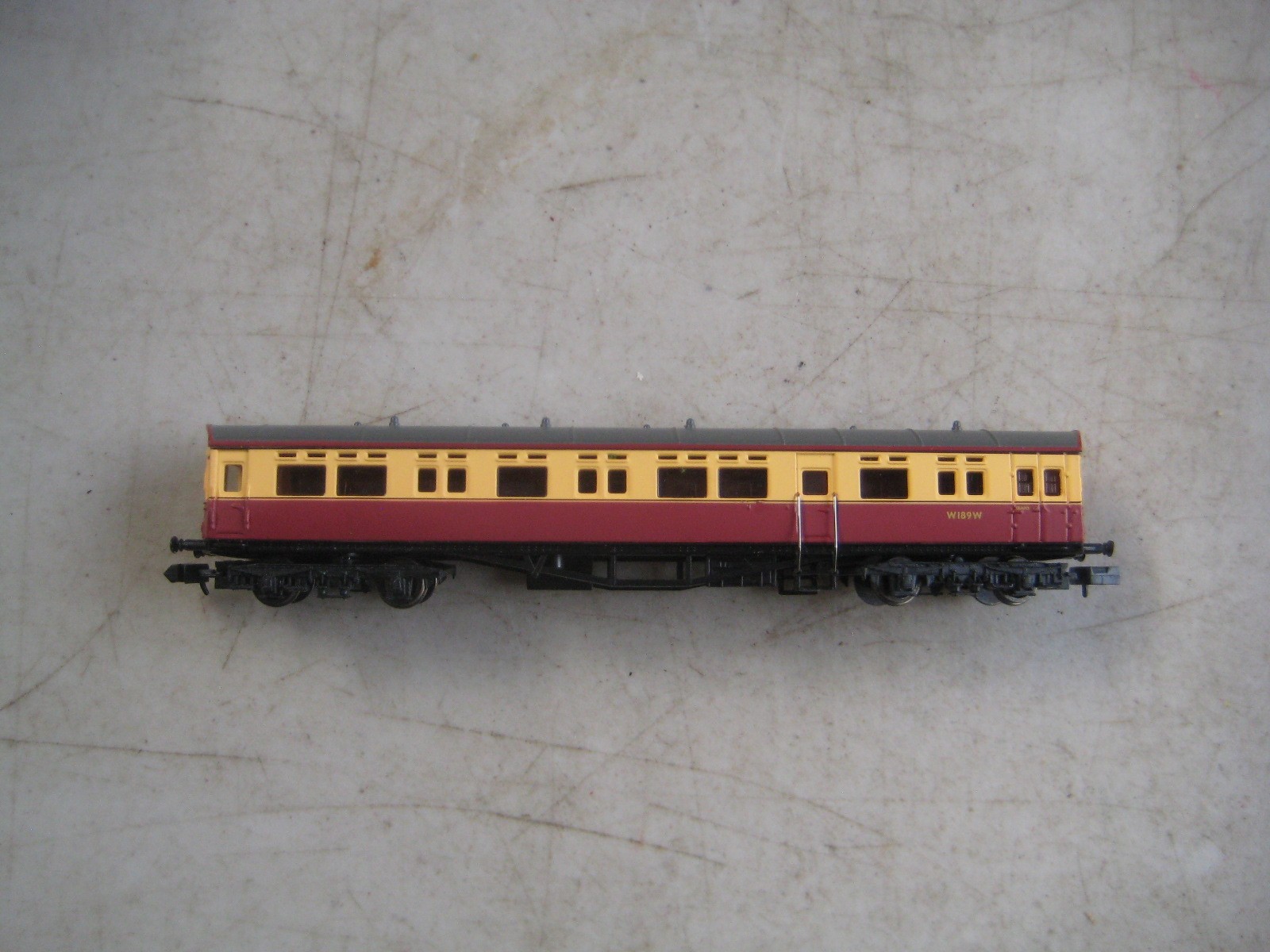 DAPOL RAILWAYS N GAUGE BLOOD /CUSTARD W189W COACH (FABULOUS ) Lot HH16 LOOSE