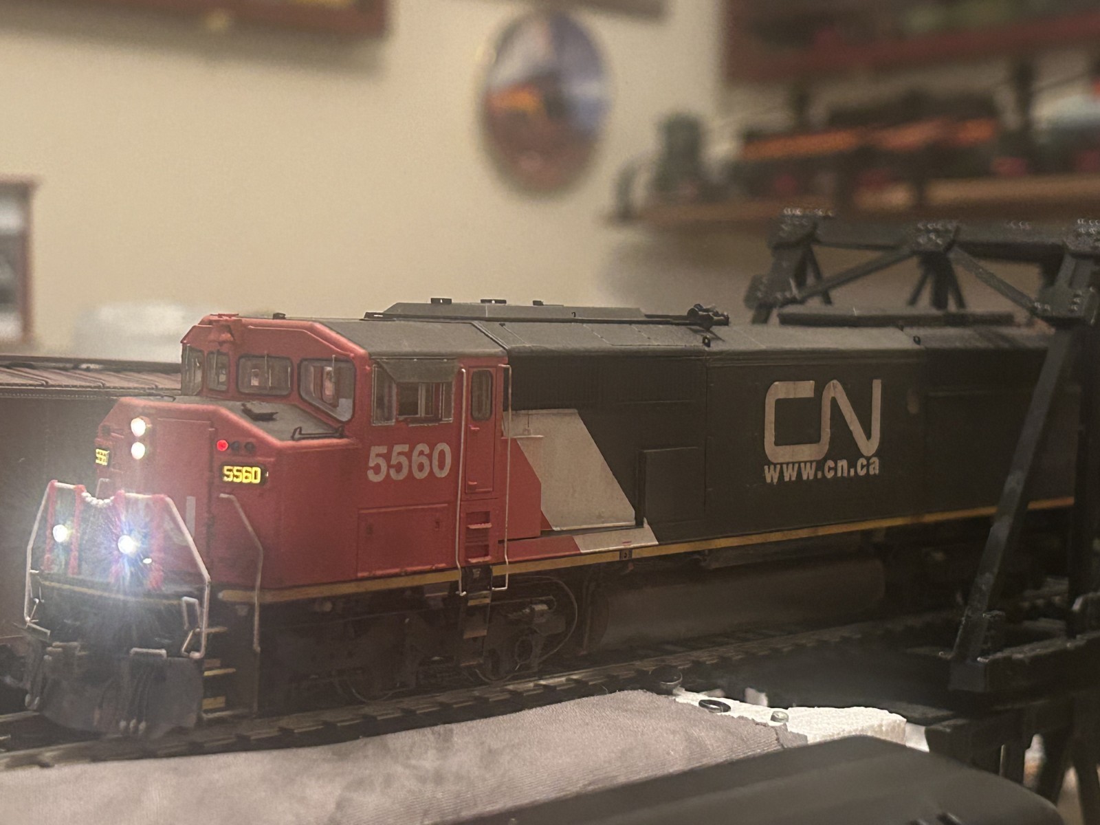 HO Scale Aurora Miniatures SD60FCN #5560 DCC And Sound