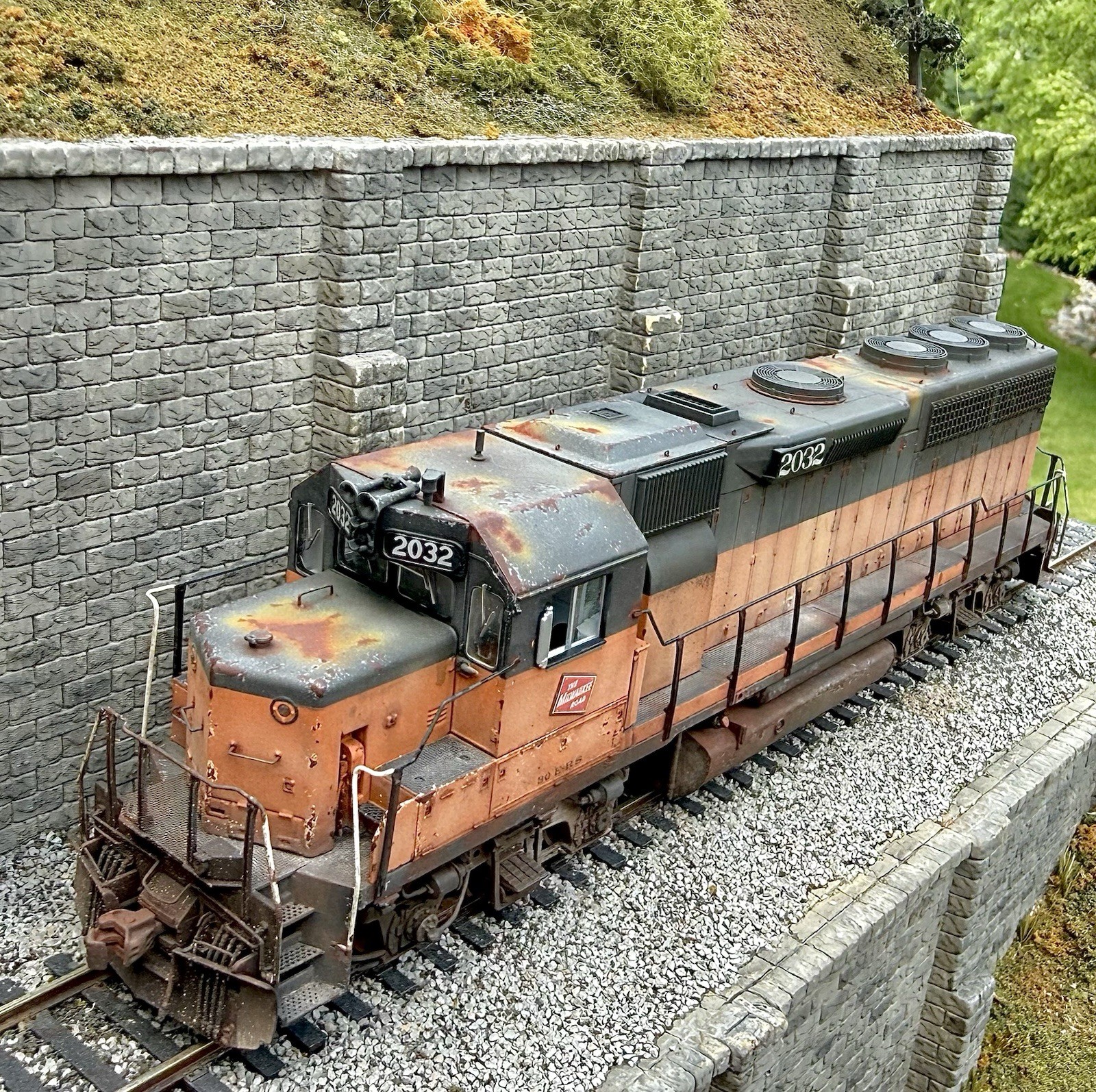 HO ScaleTrains Rivet Counter GP40 Milwaukee Road Sound/DCC /NIB/weathered