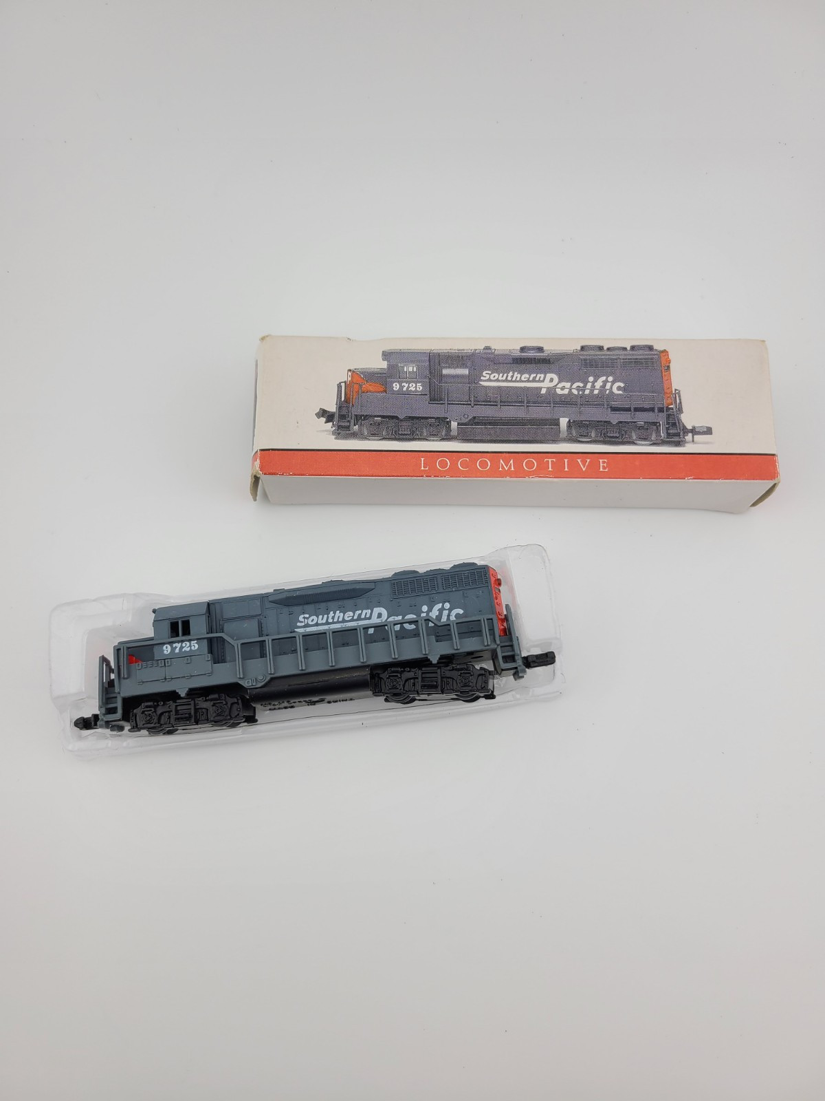 Southern Pacific Locomotive # 9725 Model Train No 418 High Speed N Scale w Box
