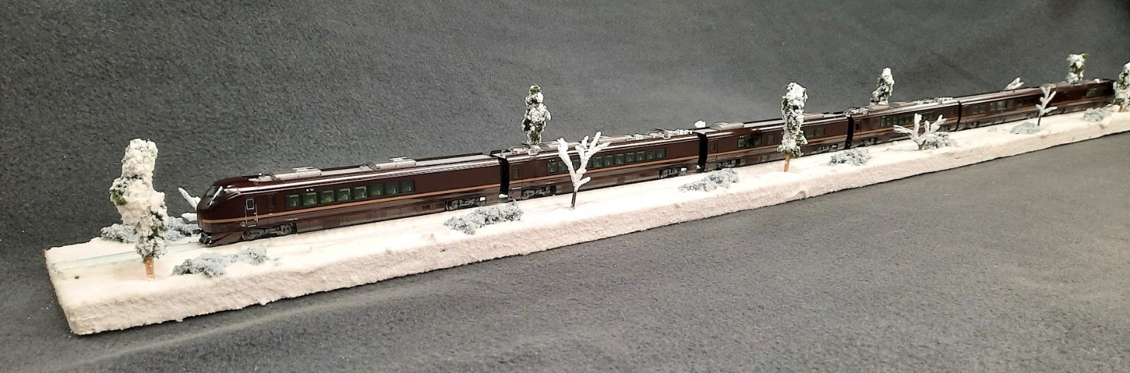 N SCALE 36″ DISPLAY DIORAMA -“WINTER SNOW SCENE” – FOR ANY N SCALE TRAINS