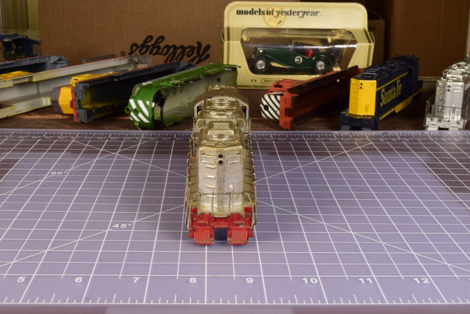 HO SHELL GP9 with Grunge Look, railings, no horns/inserts SH5