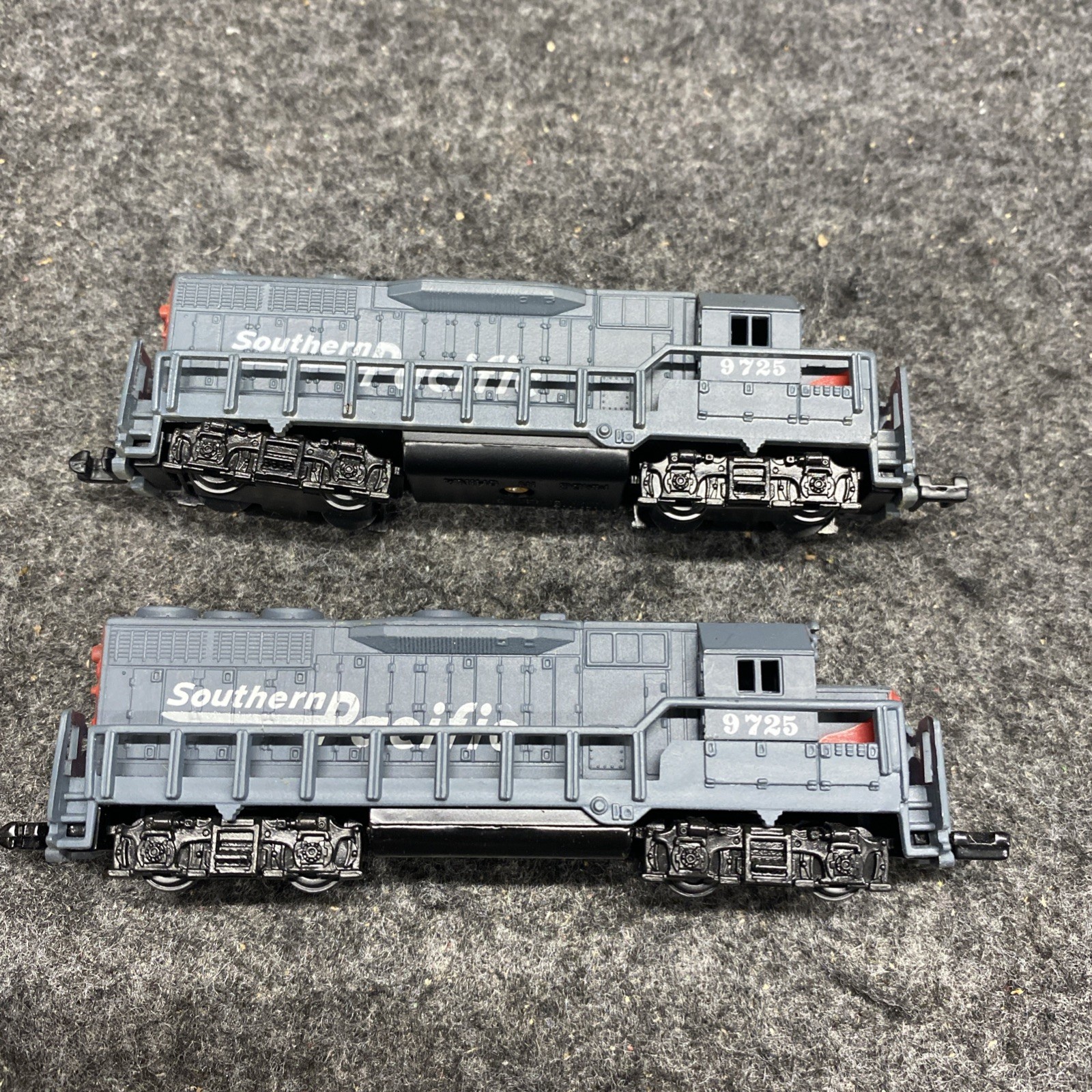 N SCALE SOUTHERN PACIFIC 9725 DUMMY LOCOMOTIVE Pair, Display Trains (N042625-05)