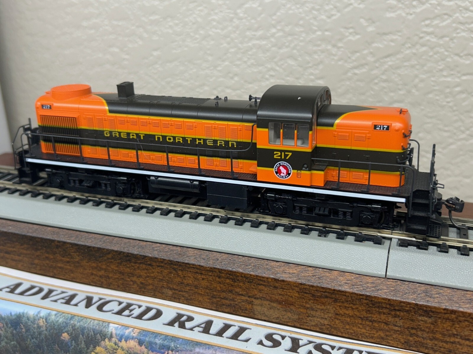 GREAT NORTHERN – ALCO RS-2 ROAD SWITCHER LOCO DC/DCC Ready HO Scale NEW KATO OOP