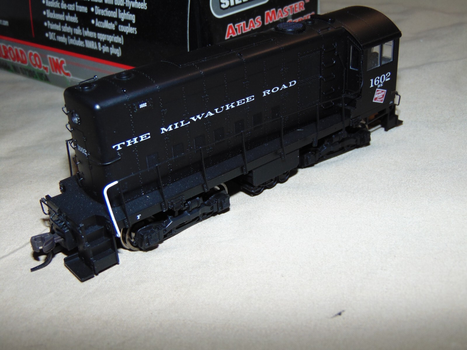 ATLAS HO SILVER 10 000 430 MILWAUKEE ROAD HH660 DIESEL IN ORIGINAL BOX..