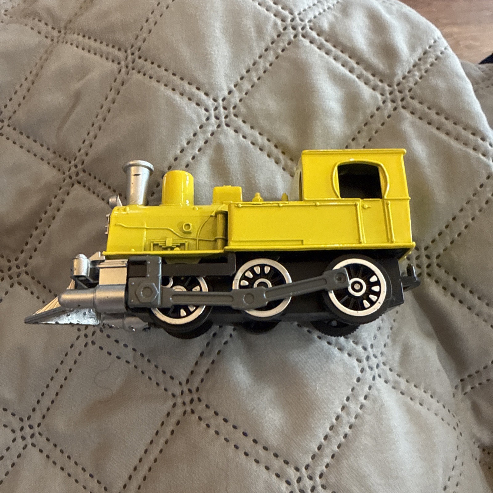 Diecast Red Locomotive Toy Train w/Pullback Motor 5″