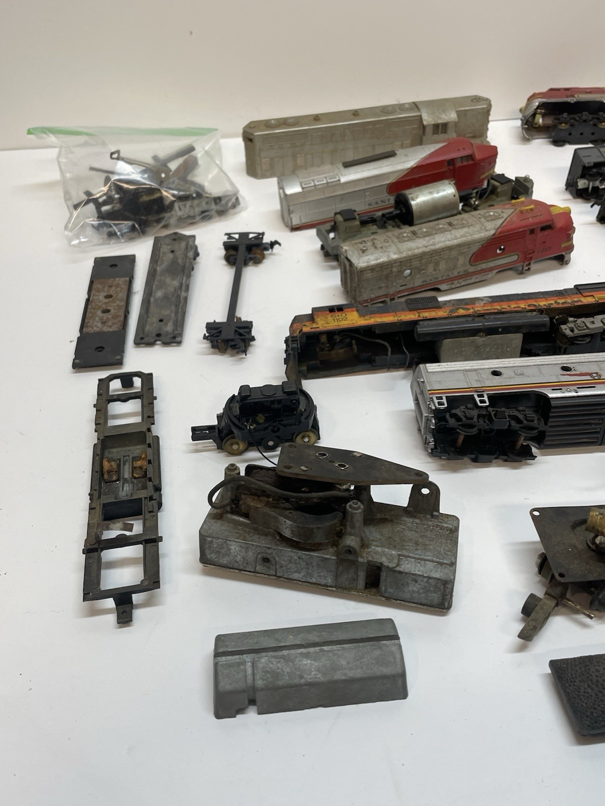 Vtg HUGE Lot HO Locomotives, Train Cars, Parts & Pieces Mixed *FOR PARTS AS IS*