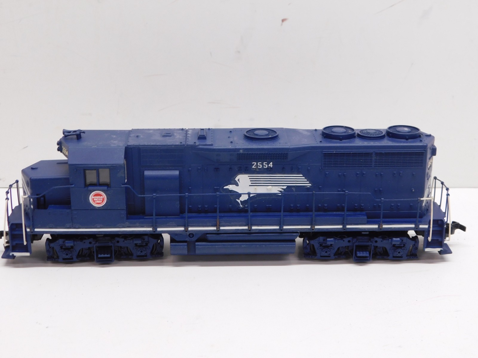 Athearn HO Blue Box Missouri Pacific GP35 Diesel Engine #2554-Unpowered Dummy