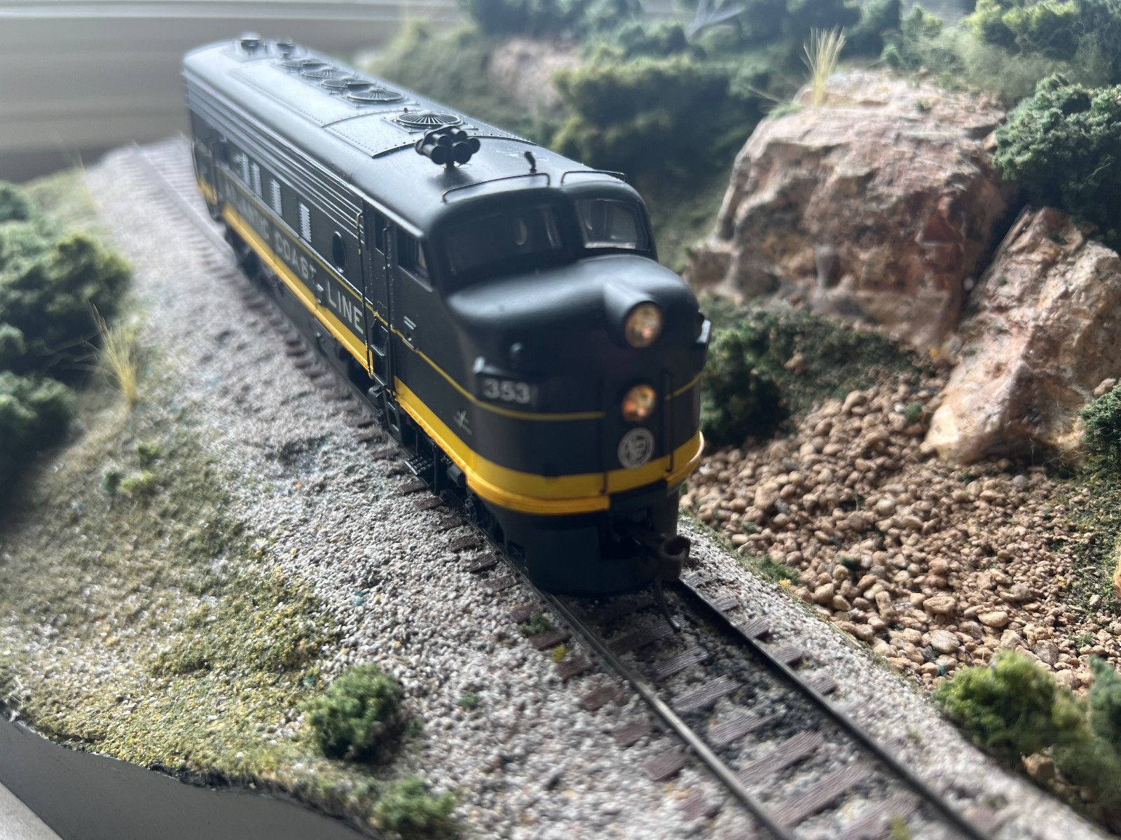 Custom HO ATHEARN F-7A SEABOARD COAST LINE SCL # 353 DUMMY