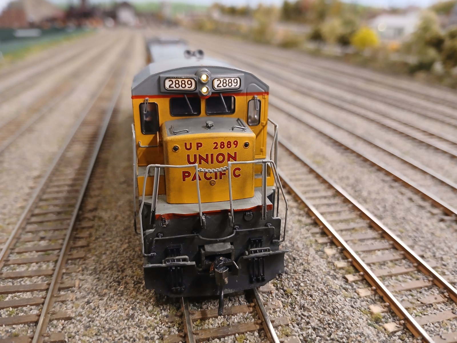 Union Pacific HO Diesel Locomotive #2889 Yellow Gray Light Function Dcc/Sound