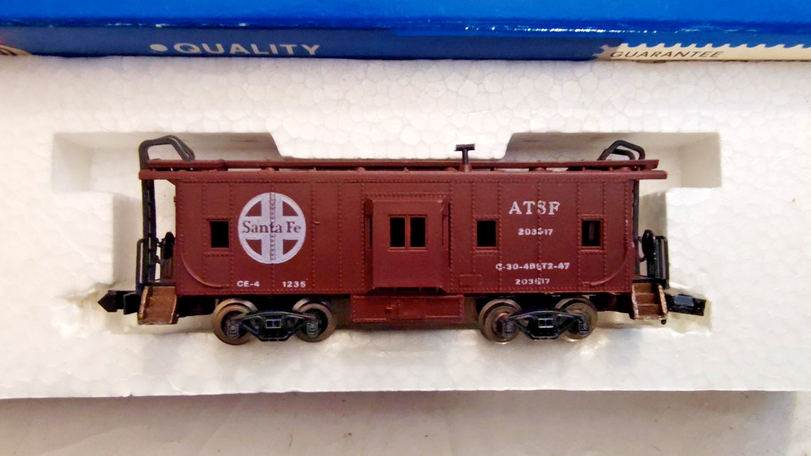 N Scale Con Cor Santa Fe ATSF Bay Window Caboose no 203617