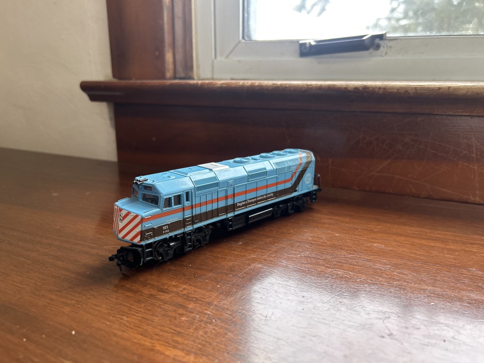 KATO – Chicago RTA EMD F40PH Locomotive #101- Assembled