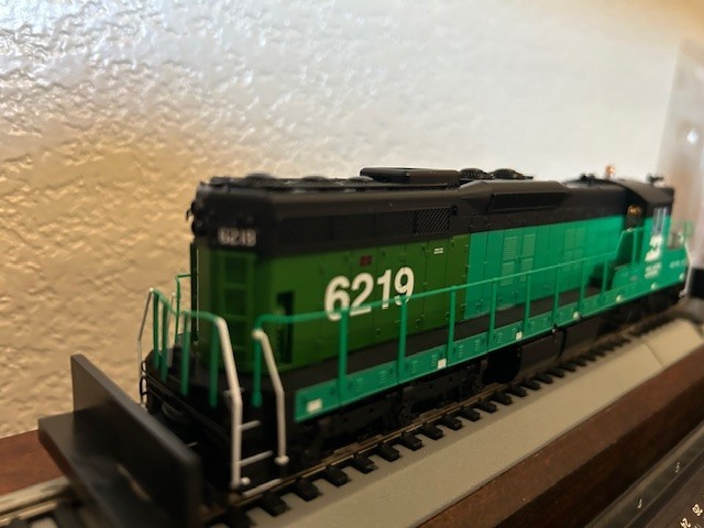 BURLINGTON NORTHERN PATCH SD9 HIGH HOOD LOCO- DCC – HO Scale “QUANTUM SOUND” NEW