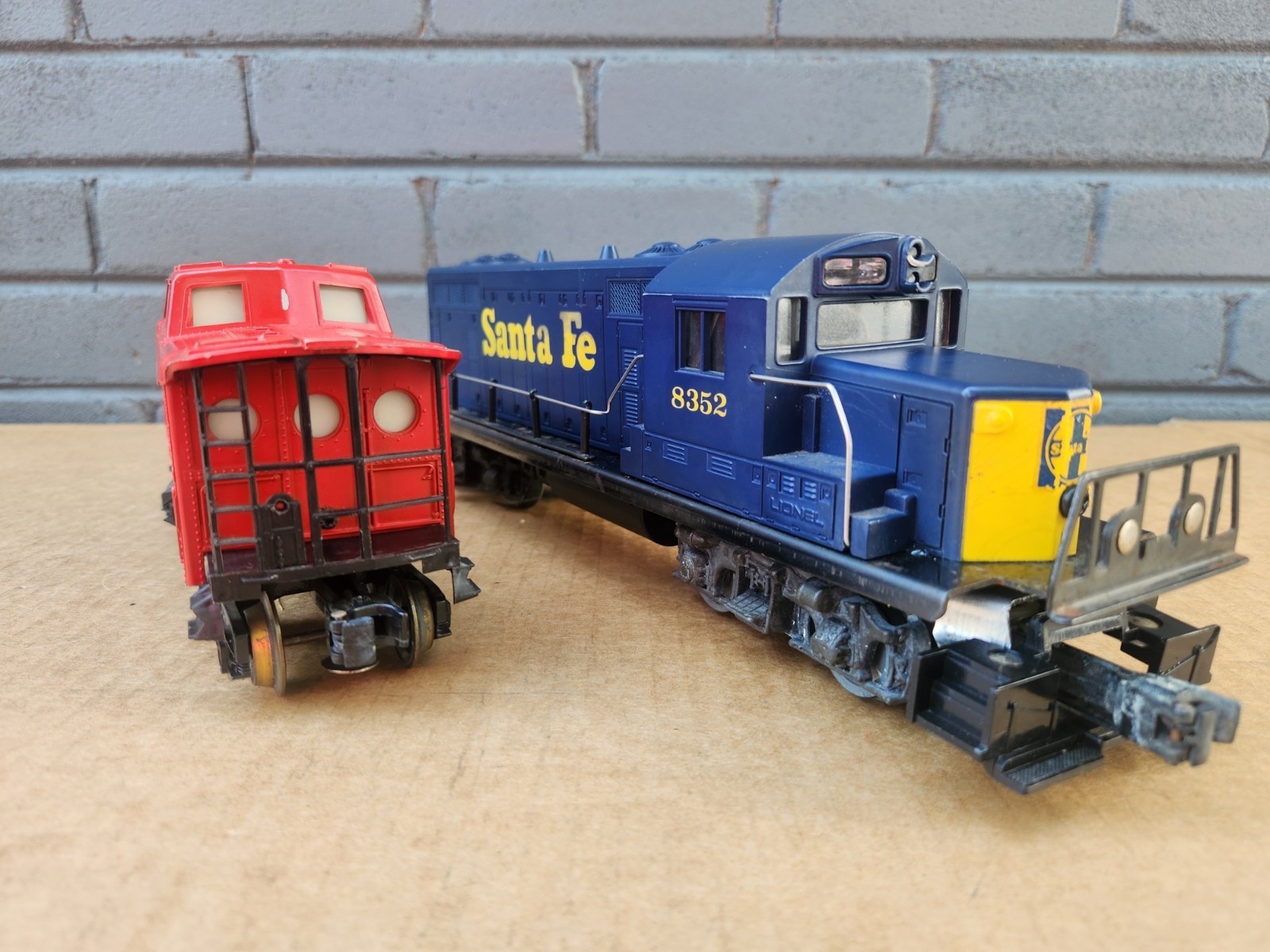 Lionel 8352 Santa Fe GP7 Powered Diesel Switcher Locomotive & 9163 AT&SF Caboose
