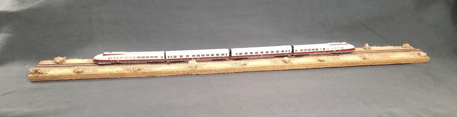 N SCALE 36″ – “DESERT SCENE ” DISPLAY DIORAMA– FOR ANY N SCALE TRAINS