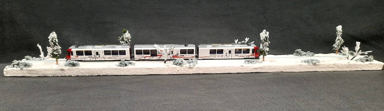 N SCALE 24″ DISPLAY DIORAMA – “WINTER SNOW SCENE” FOR ANY N SCALE TRAINS