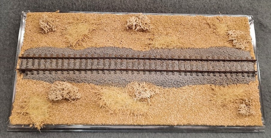 N SCALE -SINGLETRACK 8″ -DISPLAY CASE -“DESERT SCENE” FOR ANY N TRAINS