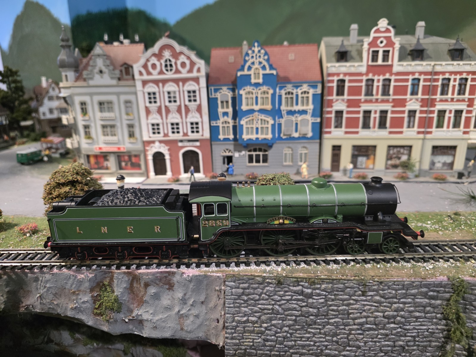 Hornby LNER Class B17/4 Norwich City Steam Locomotive OO SCALE DC