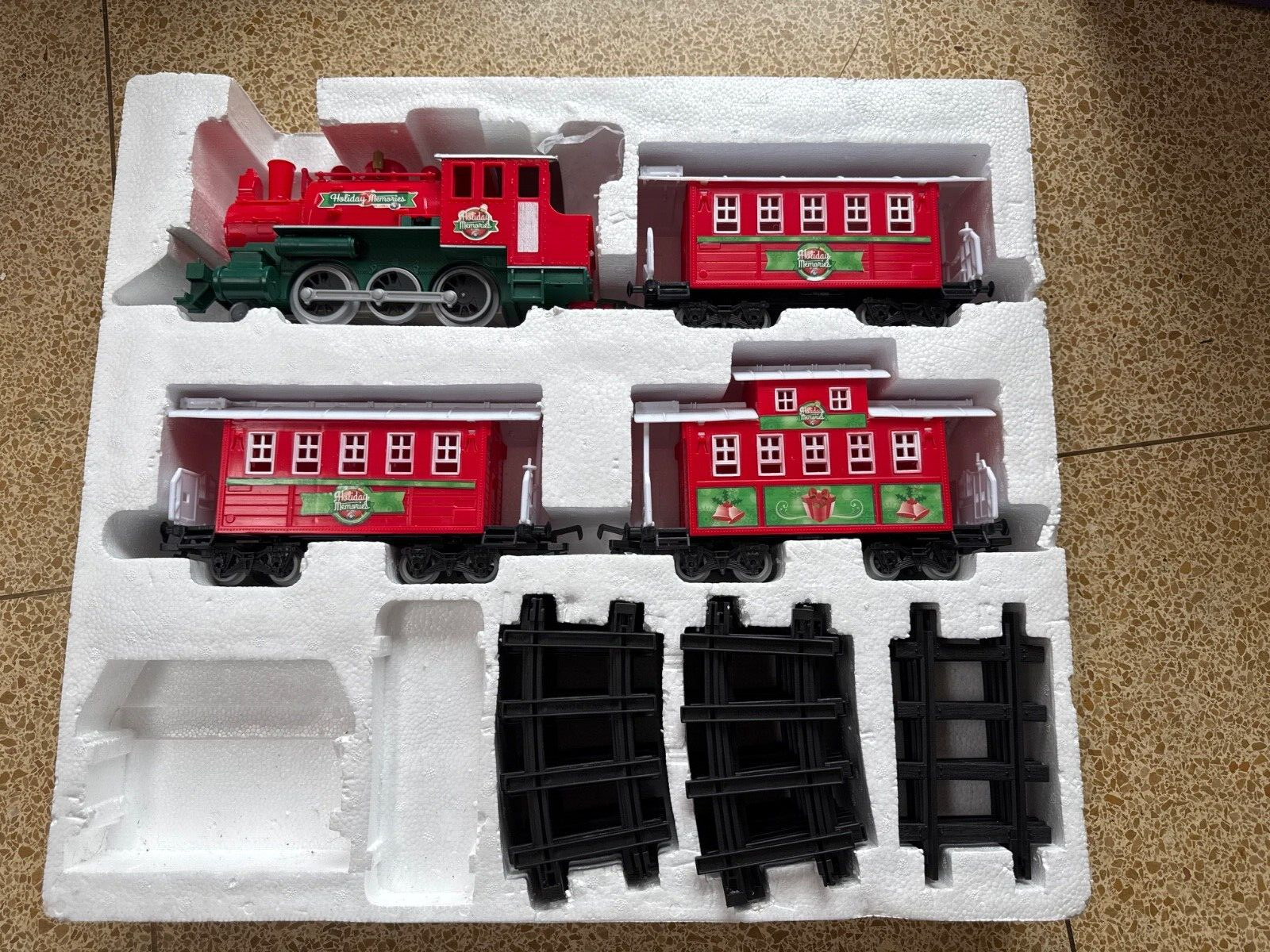 Christmas Train Set Locomotive Holiday Memories 32 pc G Gauge Batteries Included