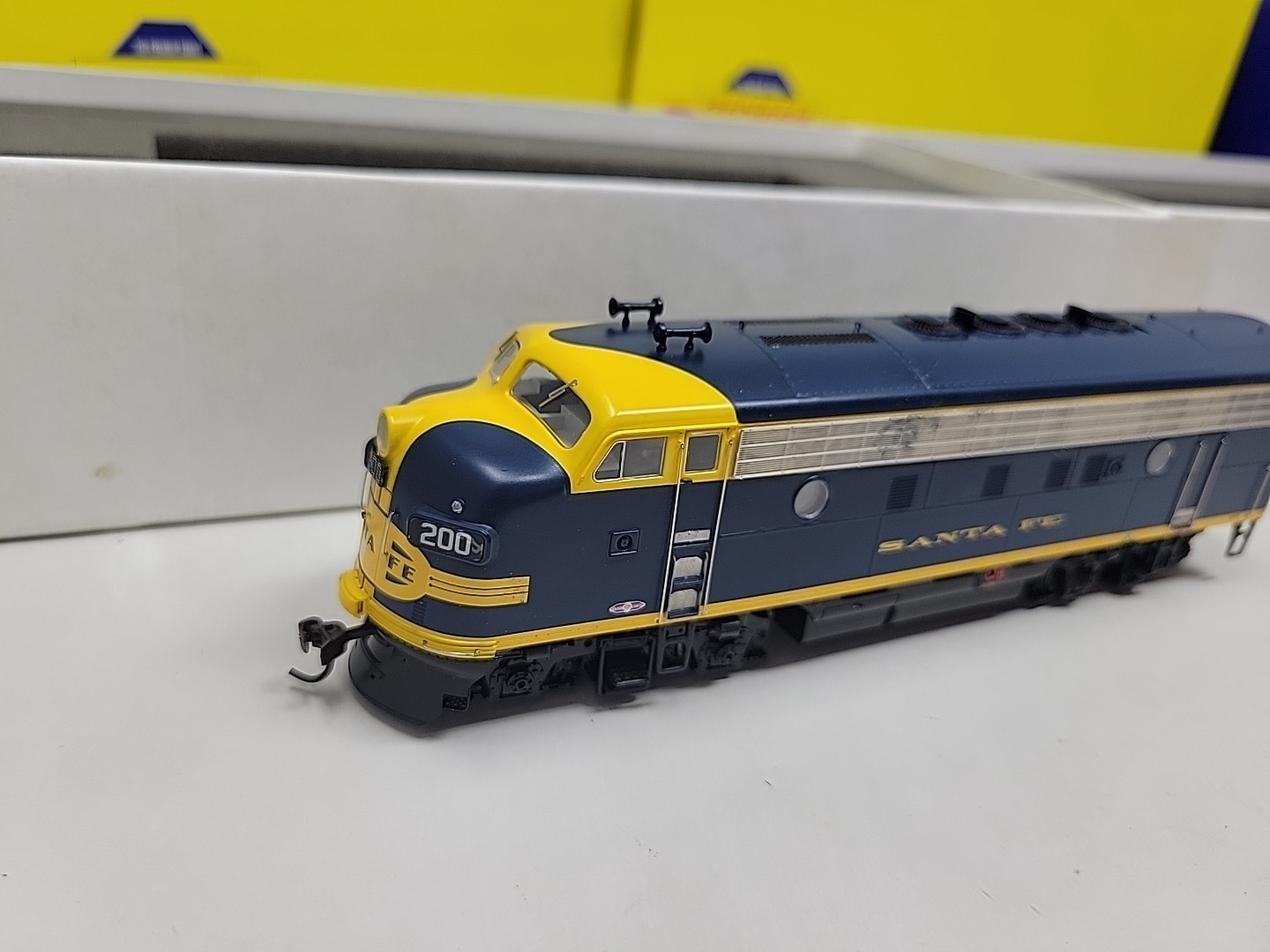 HO Scale Athearn Genesis 0G2502A ATSF Santa Fe F3 A/B Diesel Locomotive Set