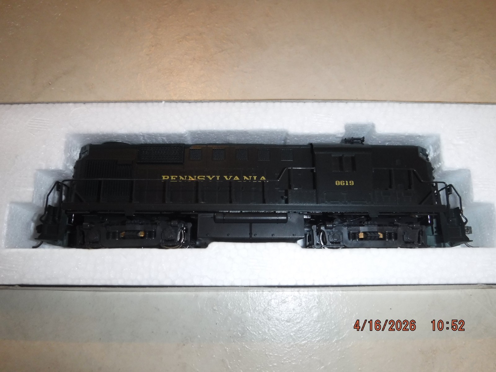 ATLAS (KATO BUILT) HO RS-11 PENNSYLVANIA DIESEL LOCOMOTIVE #8619 – NOS NEW!