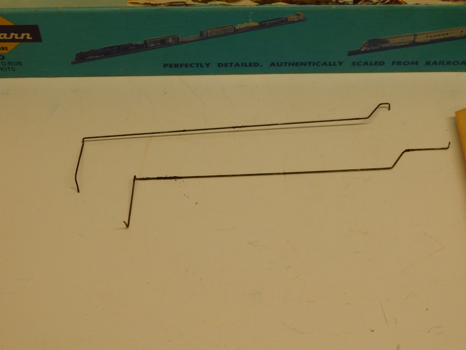 Athearn HO Blue Box Undecorated GP9 Diesel Locomotive – Powered Unit