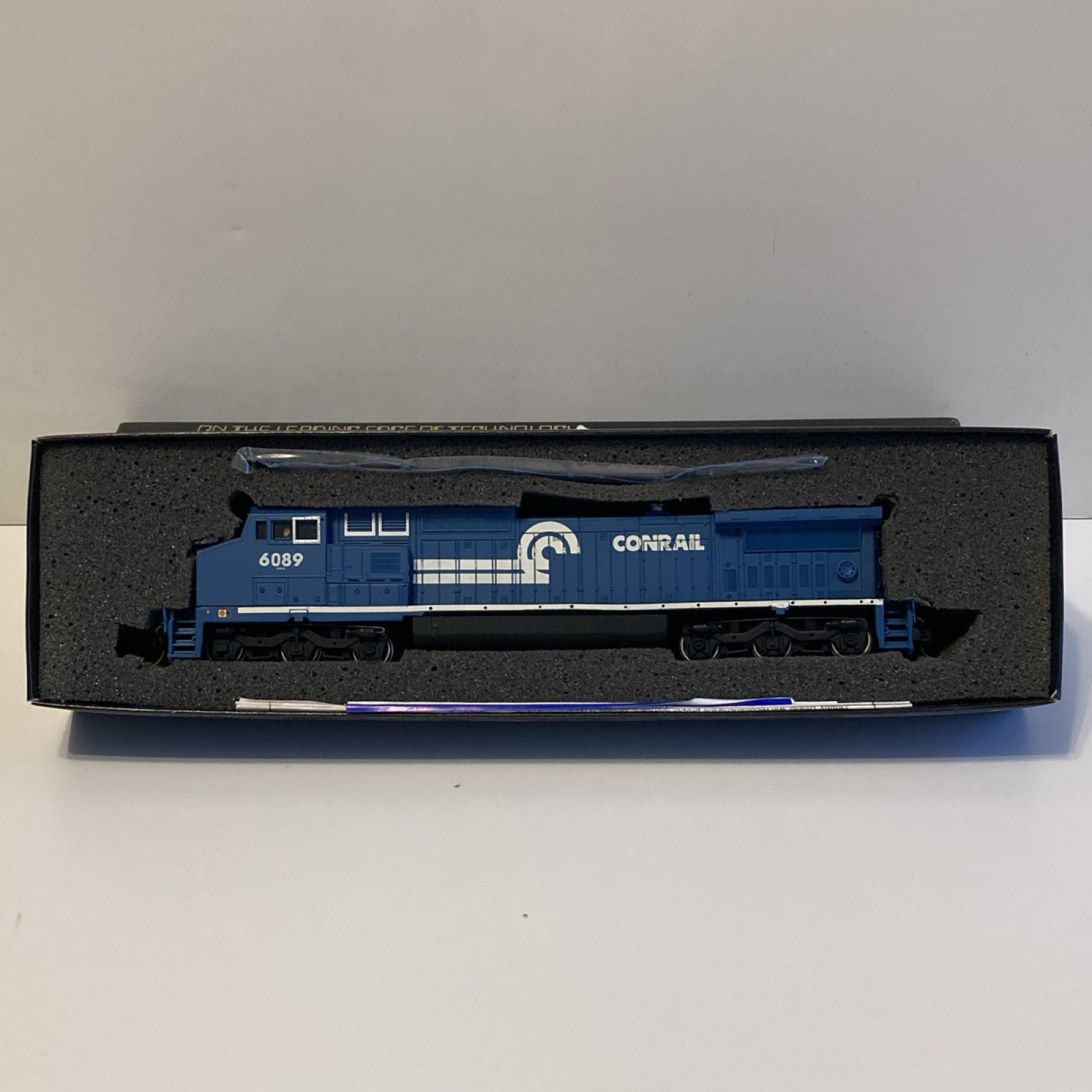 Spectrum GE Dash 8-40CW Wide Cab Diesel Locomotive Conrail #6089 HO 86010