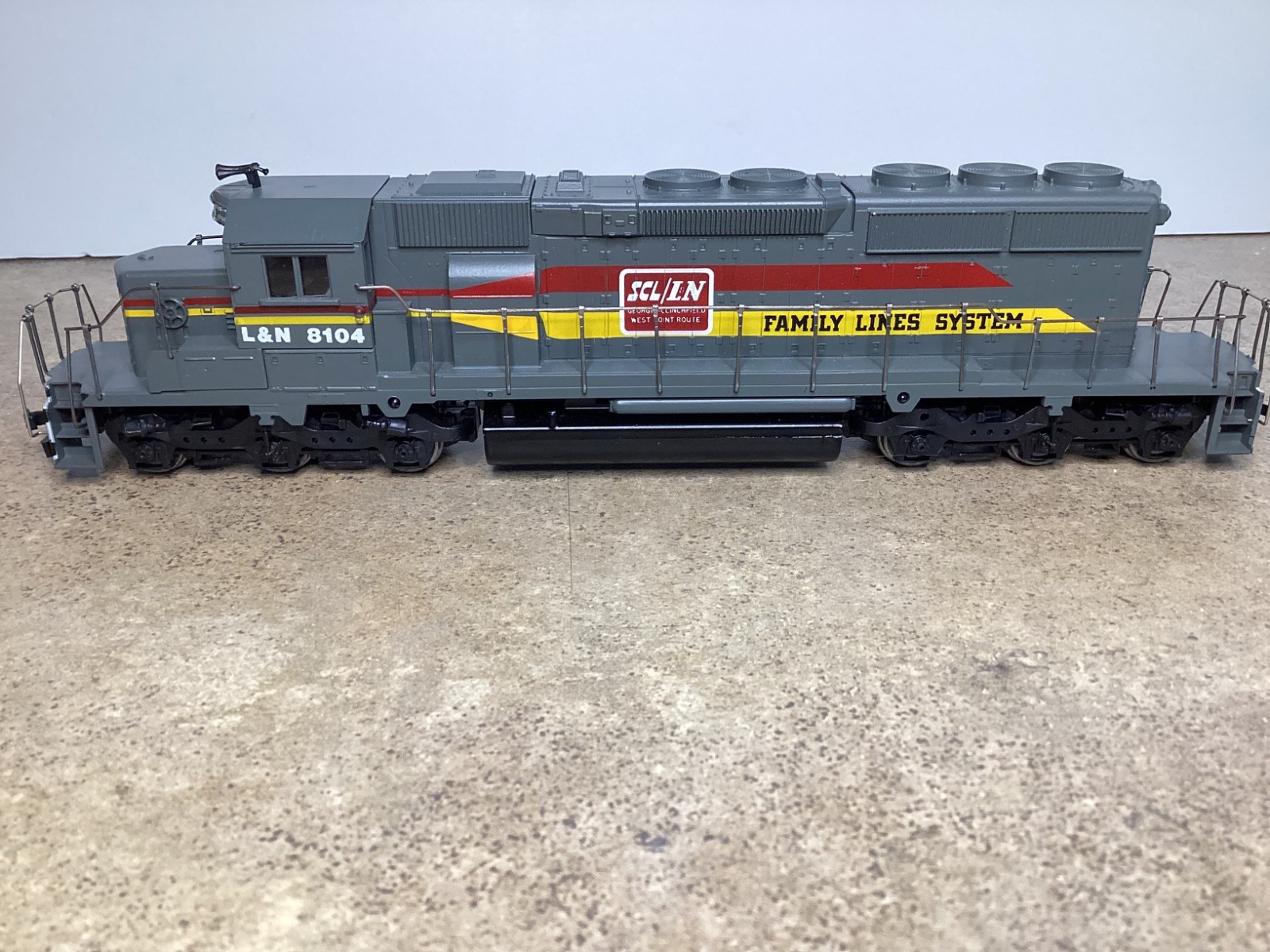 Clean Athearn Family Lines L&N SD40-2 HO DC Powered