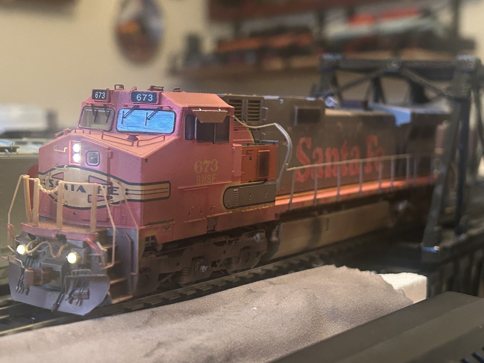 ScaleTrains HO Rivet Counter GE C44-9W BNSF #673 Ex-ATSF Warbonnet DCC Sound