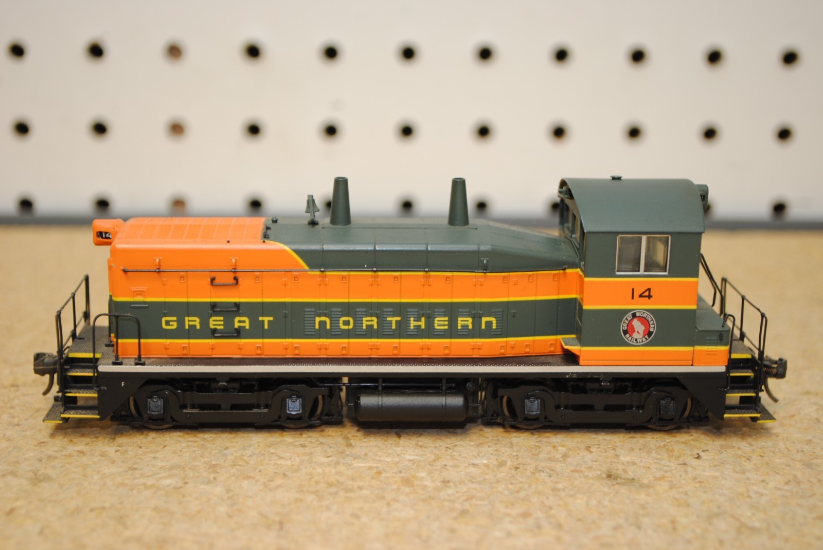 Life-Like/Proto 2000 GN Great Northern #14 SW9/1200 Diesel Locomotive HO