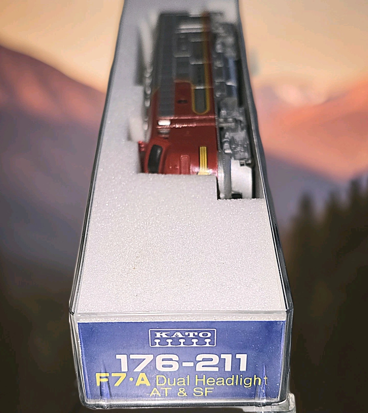 N Scale 1:160 Kato 176-211 ATSF F7A Pow. F7A Santa Fe Warbonnet Dual Headlight