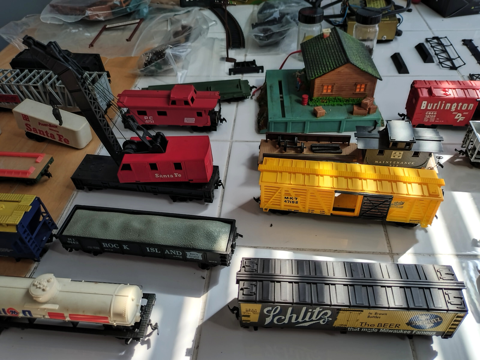 HO scale train start up, 1970’s, 2 locomotives, 12 cars, station + Very Clean