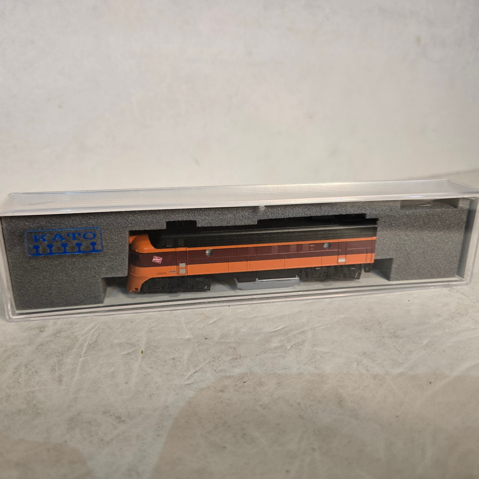 Kato 176-2301 N Milwaukee Road EMD FP7A Loco. DCC No Sound. Runs