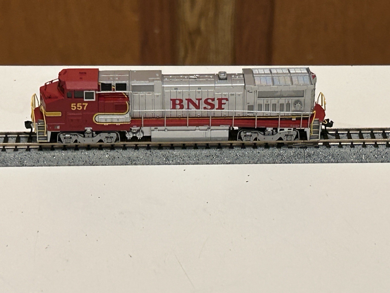 N Scale Atlas 48811 BNSF “Warbonnet” GE Dash 8-40BW Diesel #557 – DCC Ready