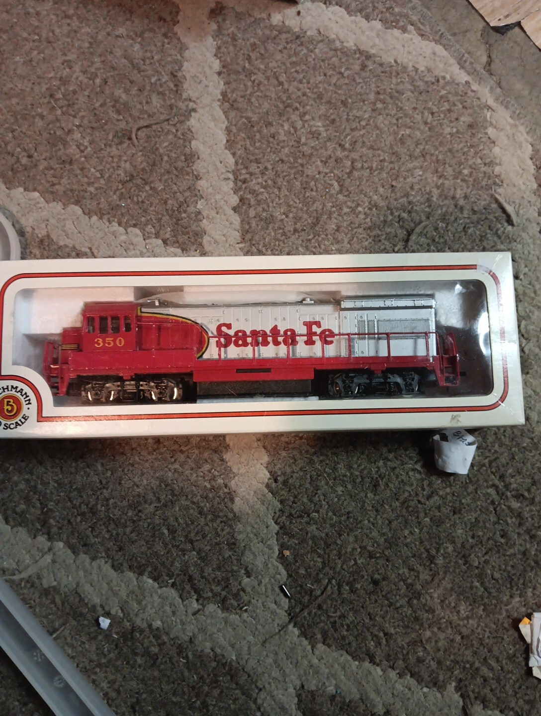 Santa Fe H.O. Scale locomotive #350 Bachmann red/gray