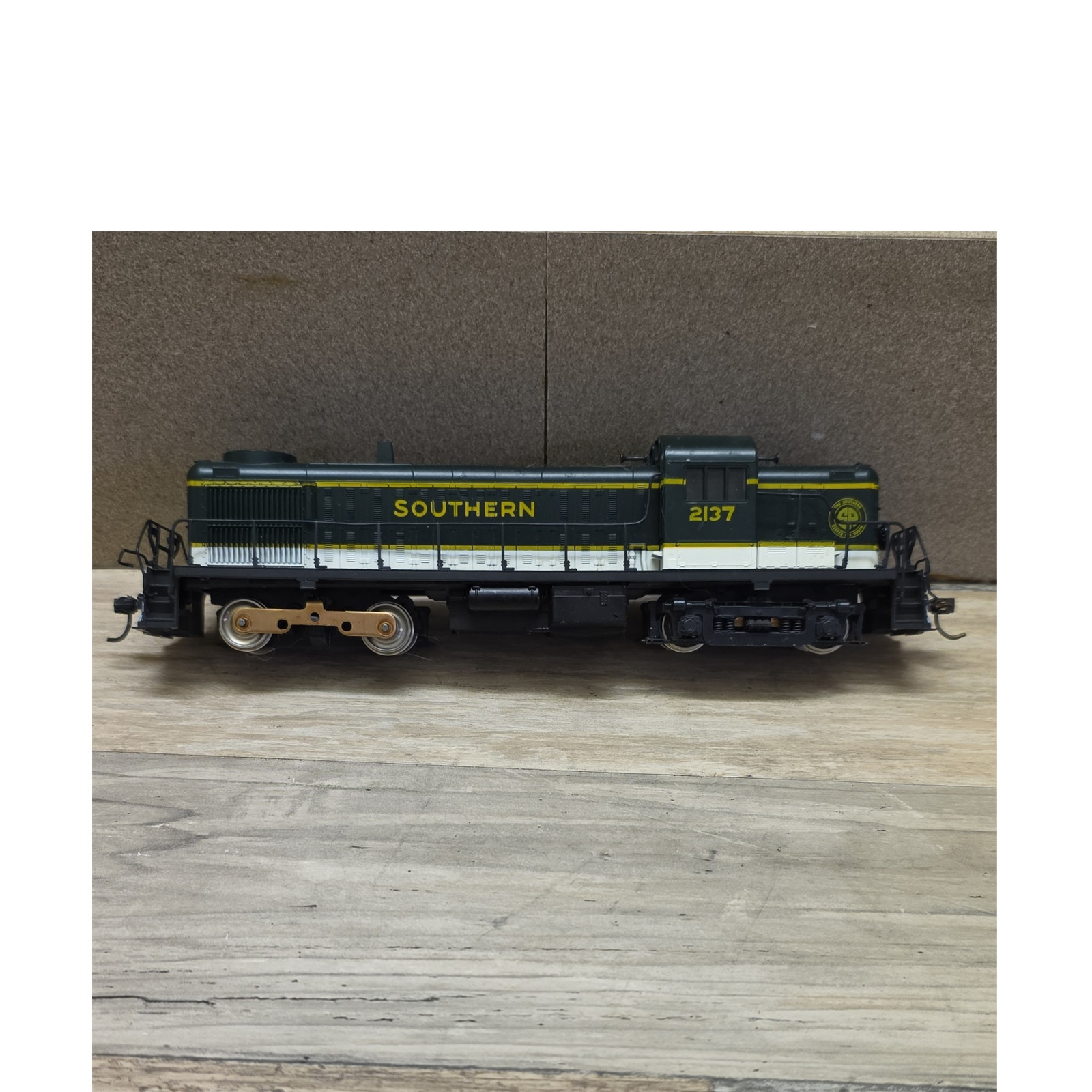 Athearn Southern HO Scale Diesel Locomotive Bo-Bo DC Analog 2-Rail 2137 No Box