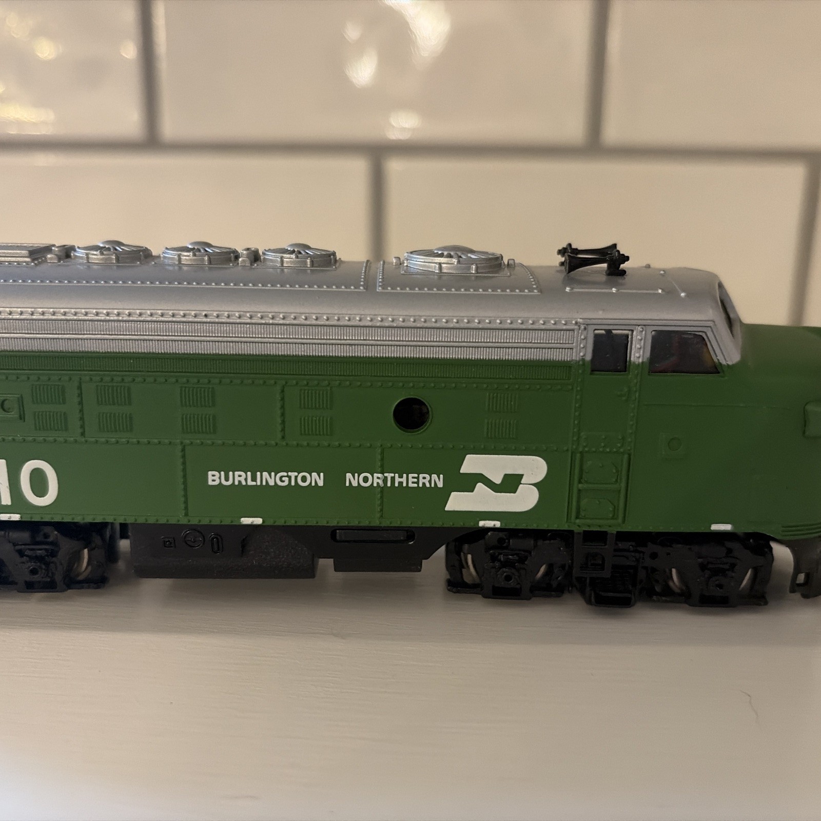 Bachmann Burlington Northern Diesel Locomotive HO 9710 Green Silver EC