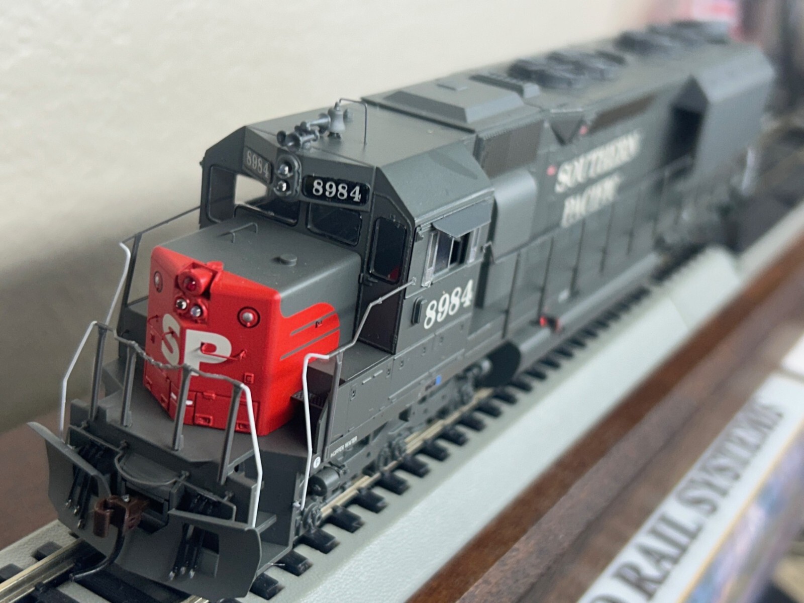 SOUTHEN PACIFIC – SP ” ELEPHANT EARS ” – SD45 LOCO DC/DCC Ready HO Scale NEW OOP