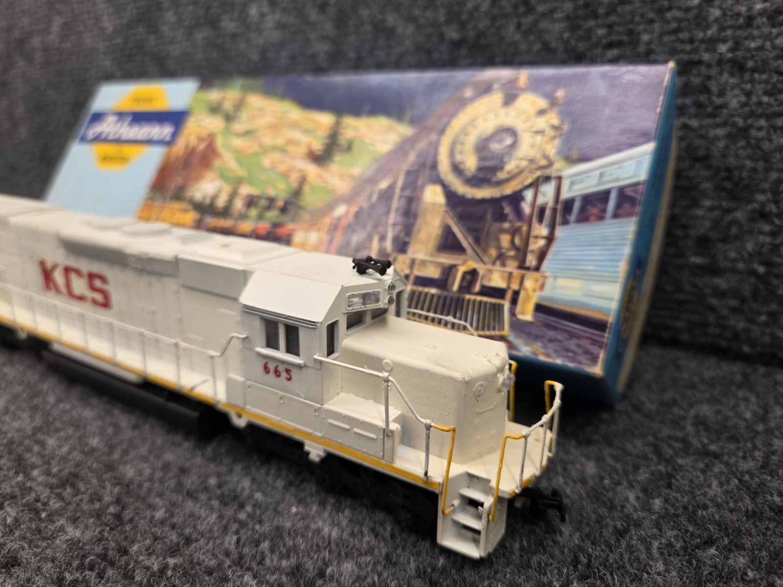 Athearn HO Blue Box Kansas City Southern SD40-2 Engine #665-Unpowered Dummy