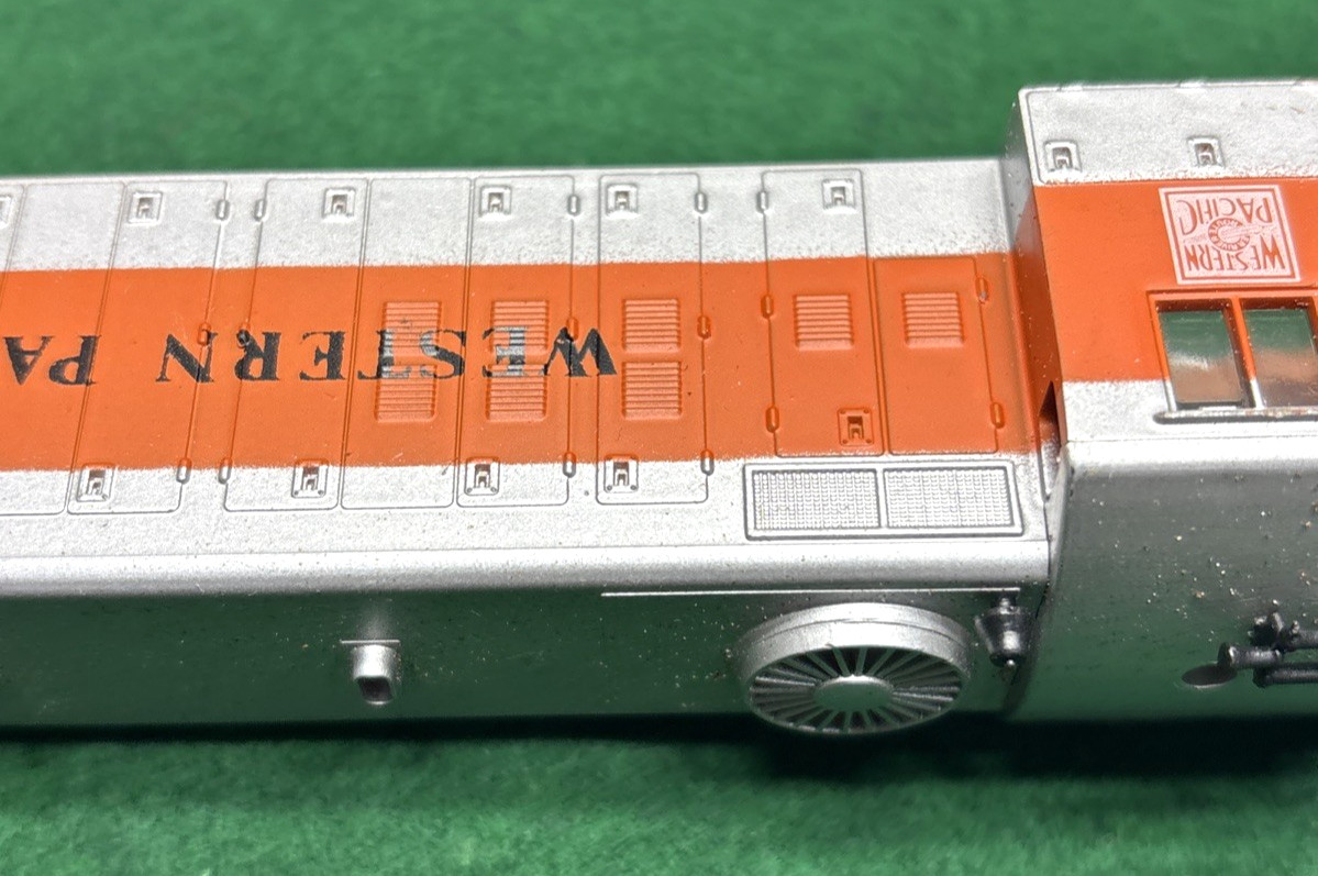 AHM Western Pacific GP18 5013-02 HO Diesel Engine 1980 Flashing Beacon, Unused