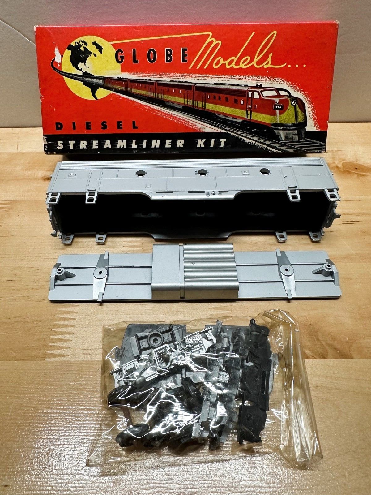 Vintage Globe Models HO Scale EMD F7 Diesel Streamliner Kit Silver B89 Boxed