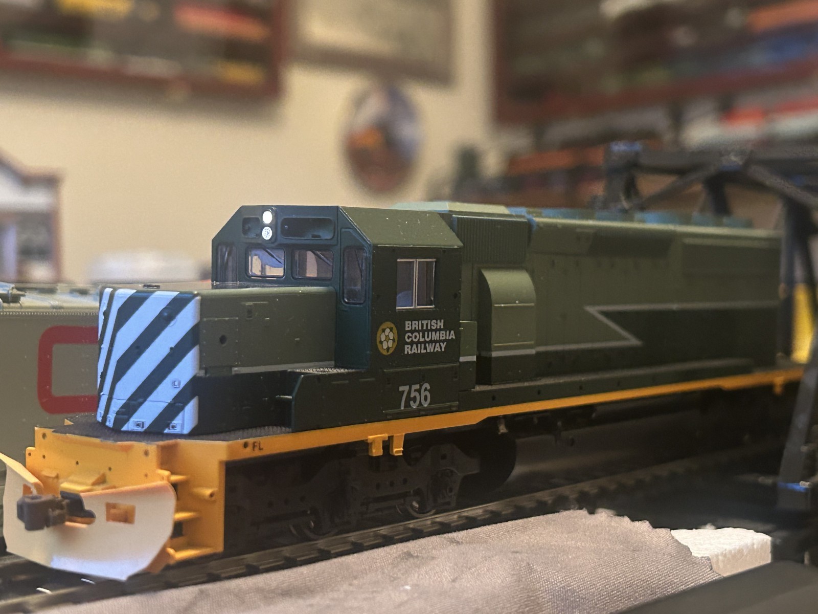 KATO 37-2904 HO EMD SD40-2 Snoot Nose BC Rail British Columbia #756 – LNIB/Open