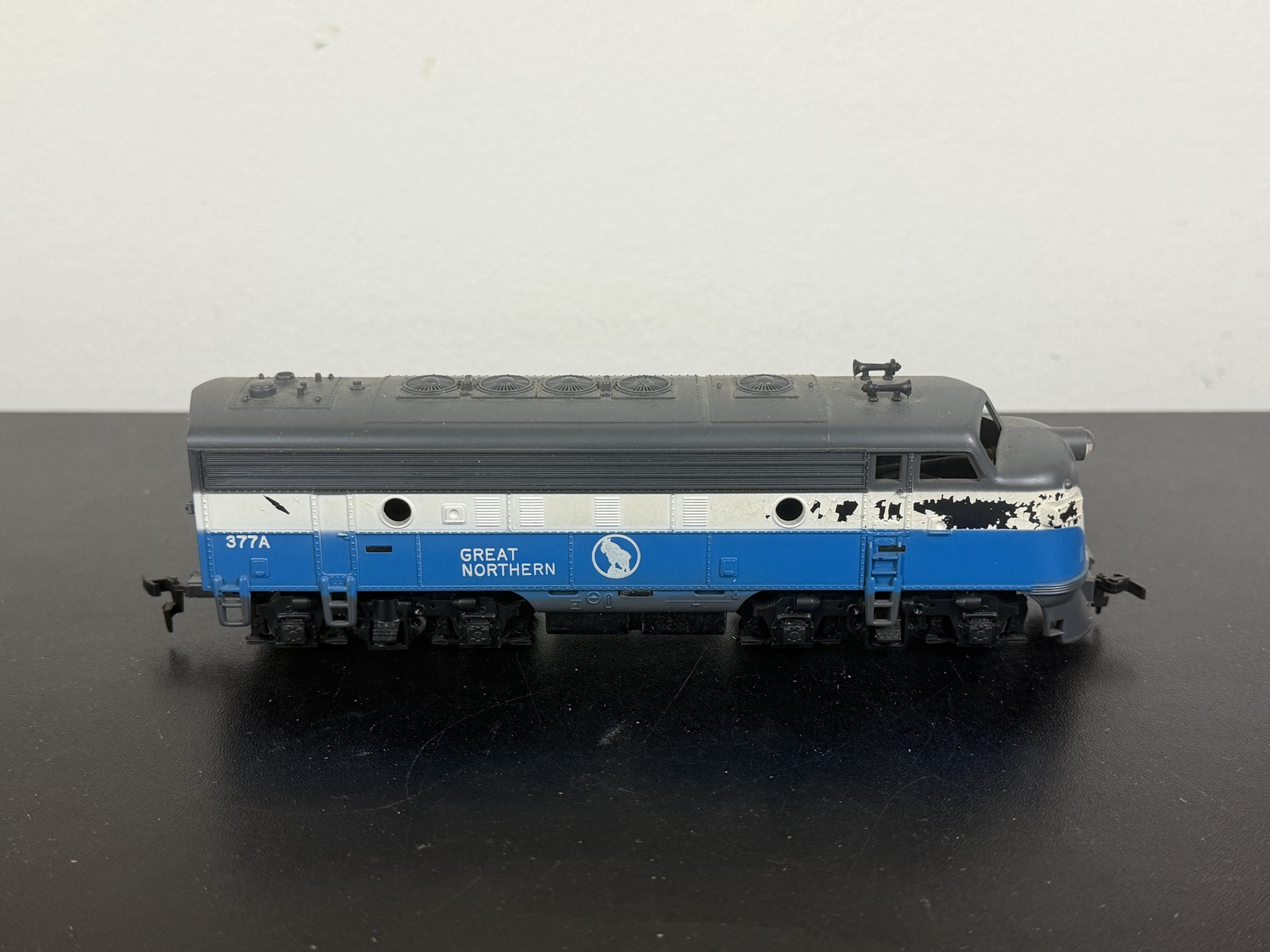 HO Scale Great Northern 377A F-Unit Diesel Locomotive Blue White Gray Vintage