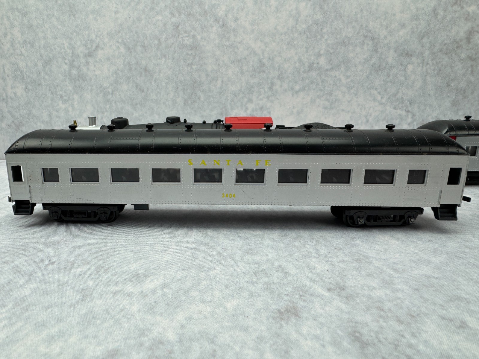 Model Power HO Santa Fe 3456 Pacific Steam Locomotive, 3 Passenger Cars & Track
