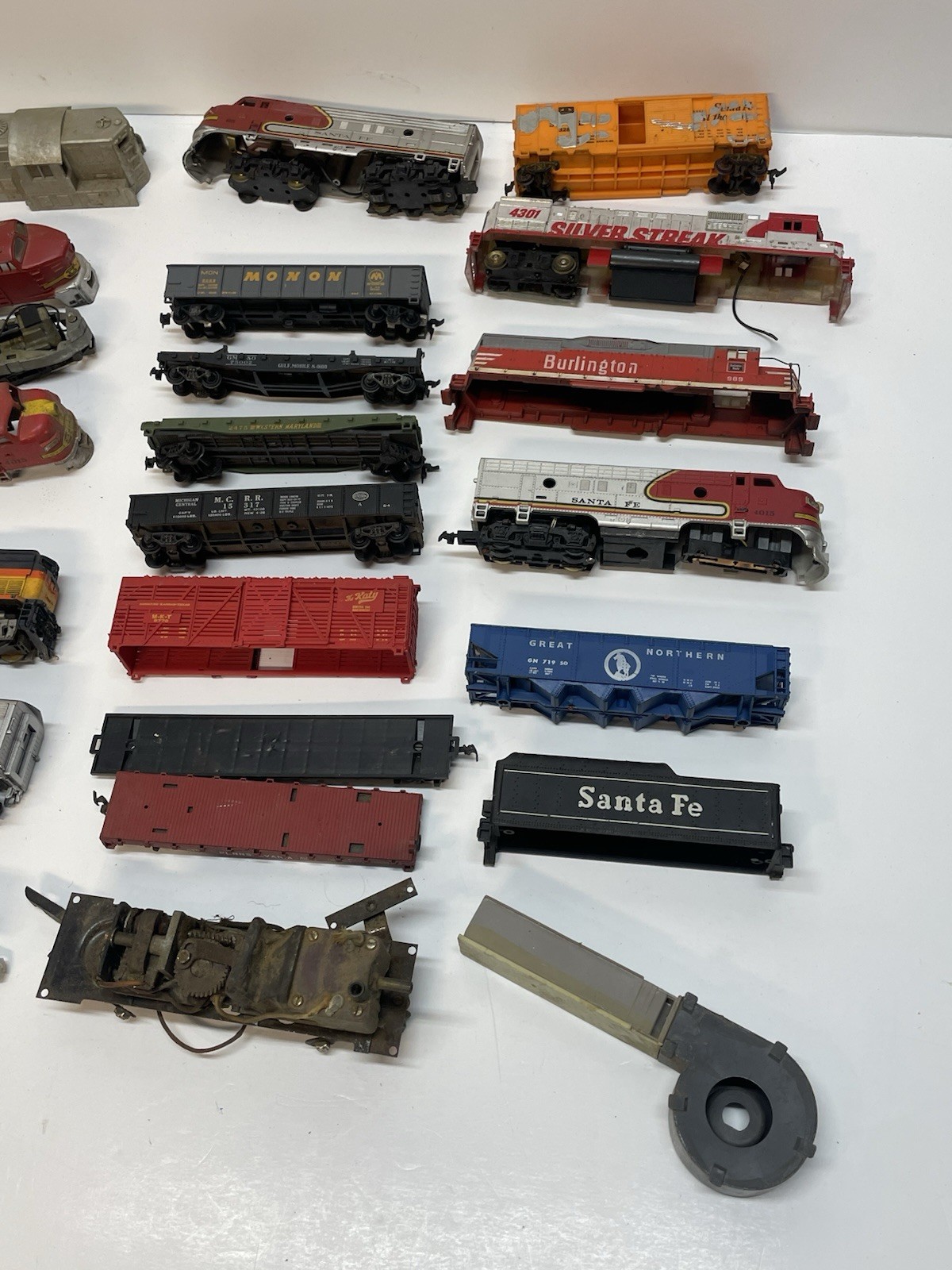 Vtg HUGE Lot HO Locomotives, Train Cars, Parts & Pieces Mixed *FOR PARTS AS IS*